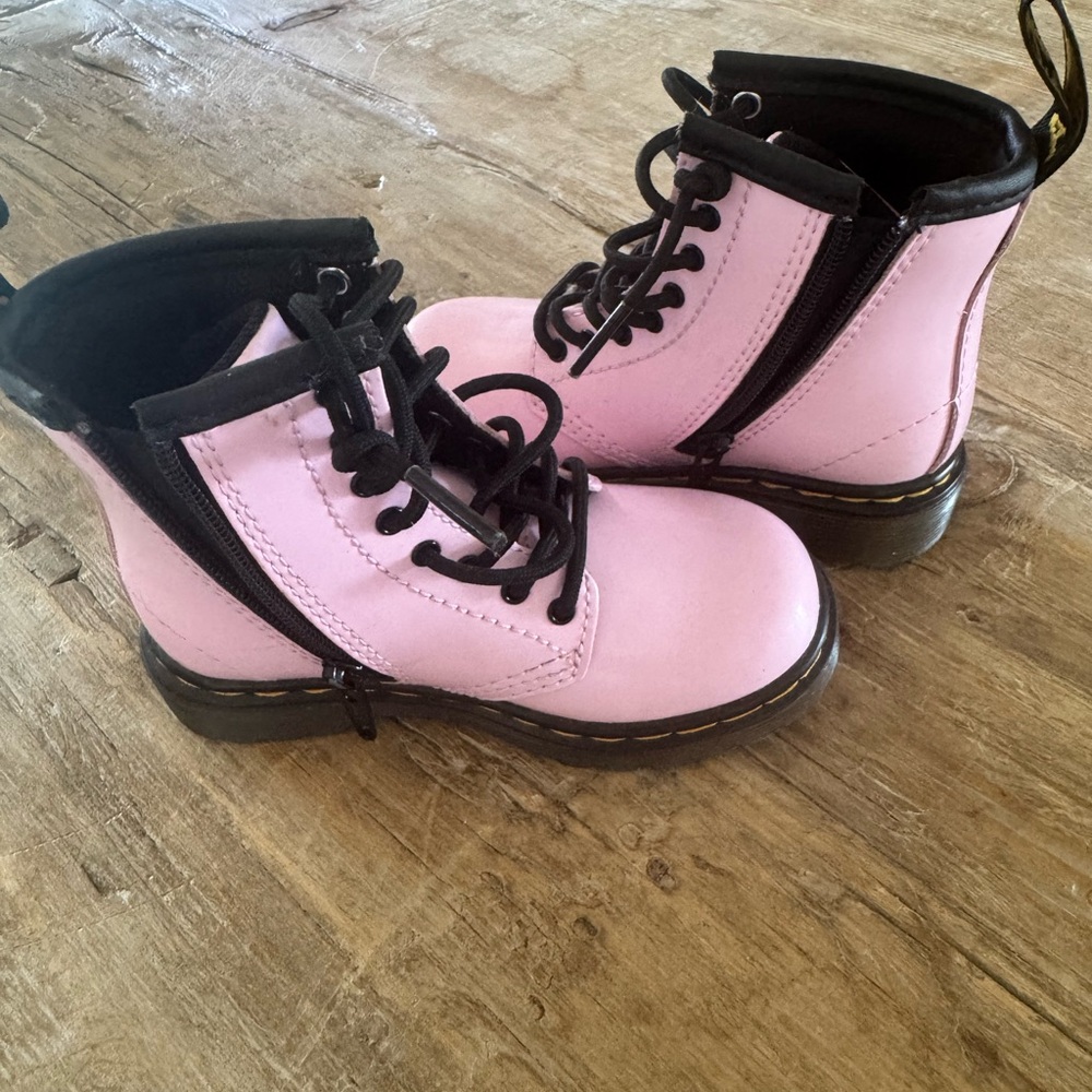 Dr. Martens Kids Pink Lace-Up Boots - Picture 2 of 4